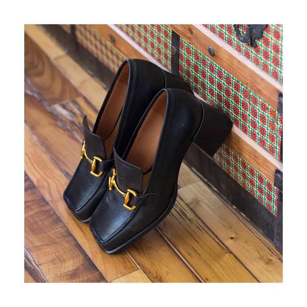 ANGEL ALARCON Kiski - Mocasin De Piel Con Tacon Ancho Y Adorno Metalico Outlet